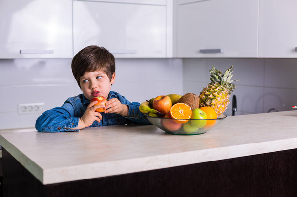 Little boy with a bowl of fresh fruits - 写真・画像
