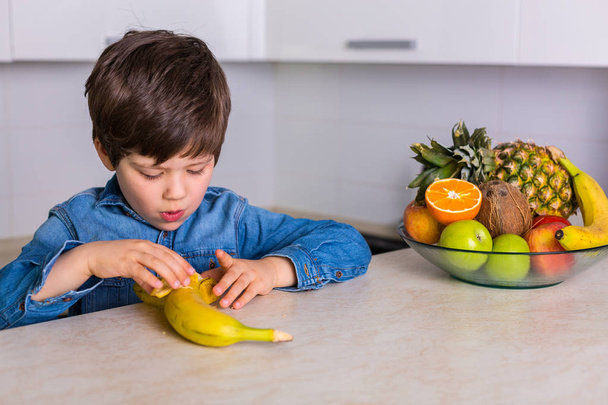Niño pequeño con un tazón de frutas frescas
 - Foto, Imagen