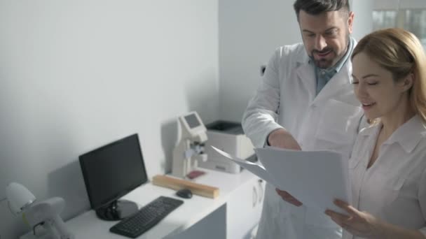 Two doctors consulting in medical office - Záběry, video