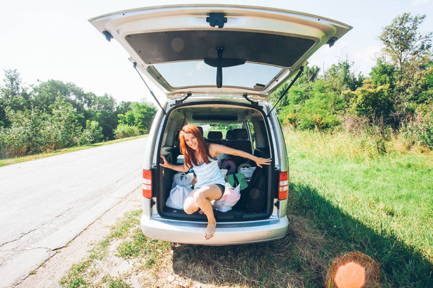 Jovens amigos hipster em viagem de carro em um dia de verão. Euro-viagem
 - Foto, Imagem