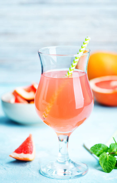 juice and fresh grapefruit  - Foto, afbeelding