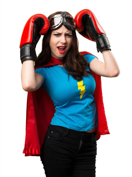 Απογοητευμένοι αρκετά superhero κορίτσι με γάντια του μποξ - Φωτογραφία, εικόνα