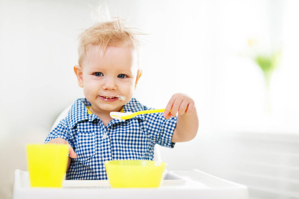 食べることさえ認めようとしない幸せな赤ちゃん - 写真・画像
