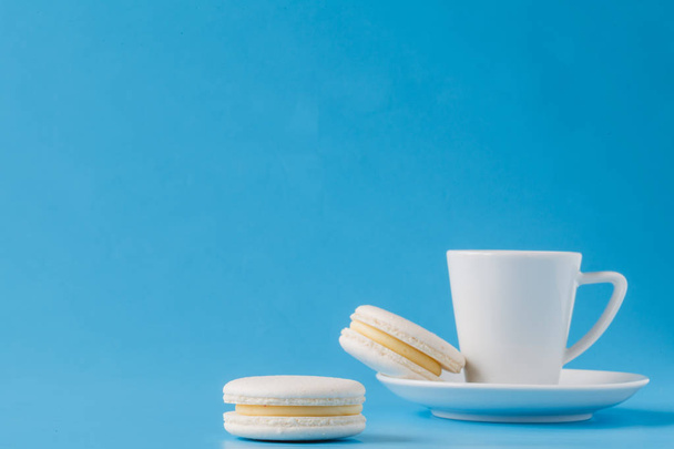 macaroons with coffee cup on the blue paper background - Foto, Imagem