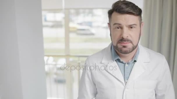 Charismatic medical professional telling something - Video, Çekim