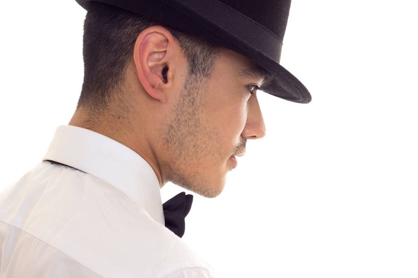 Młody człowiek w biały T-shirt z czarny kapelusz - Zdjęcie, obraz