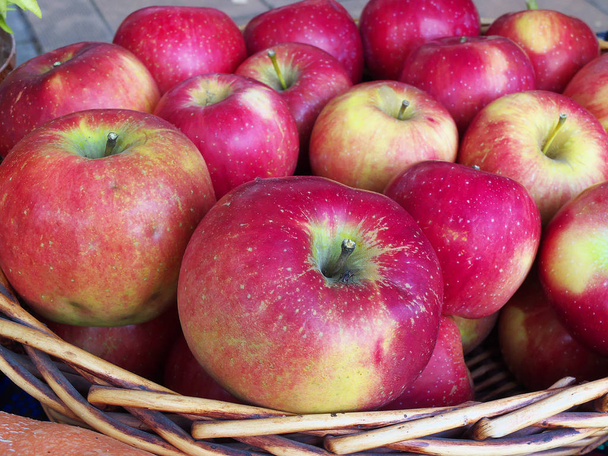 Ahşap sepet içinde kırmızı elmalar - Fotoğraf, Görsel