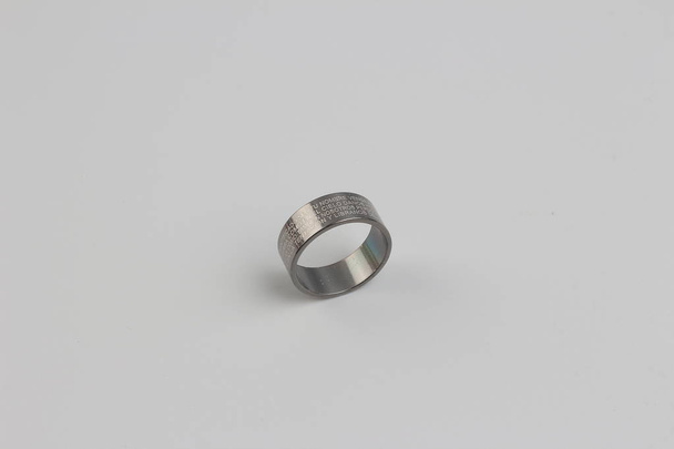 кольца, изолированные на белом фоне
 - Фото, изображение