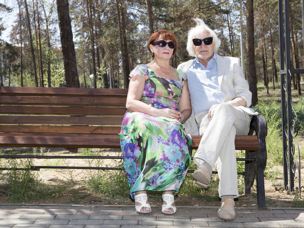Vanhukset aviomies ja vaimo kävelylle
 - Valokuva, kuva