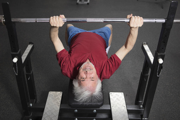 Elderly man in the gym - 写真・画像