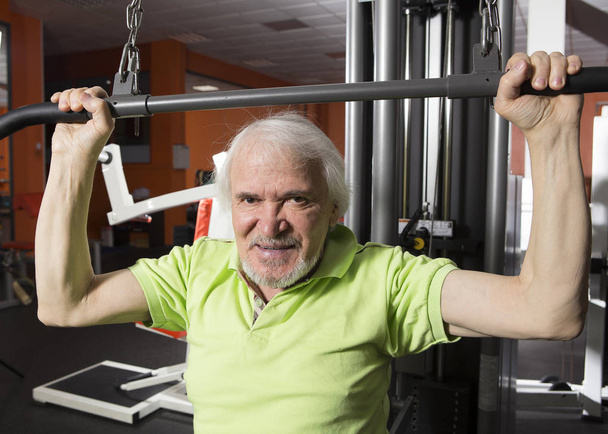 Elderly man in the gym - Photo, Image