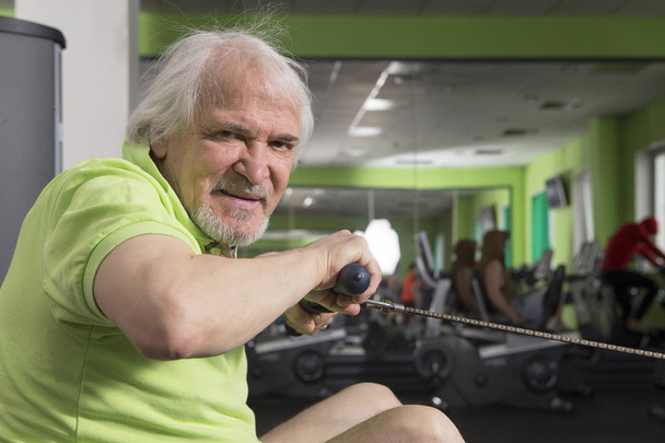 Starszy mężczyzna w siłowni - Zdjęcie, obraz