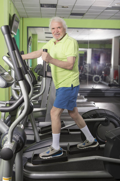 Elderly man in the gym - Photo, Image