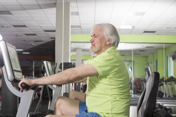 Idős ember az edzőteremben - Fotó, kép