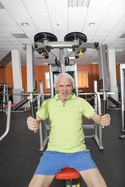 Elderly man in the gym - Foto, imagen