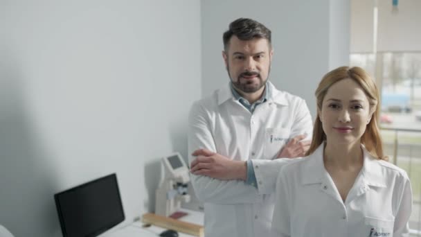 Médicos alegres de pie en la oficina
 - Imágenes, Vídeo