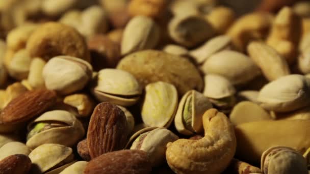 Ořechy pozadí s smíšené sortiment semen  - Záběry, video