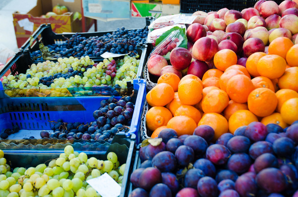 Frutas na banca de mercado
 - Foto, Imagem