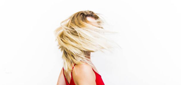Portret piękne Blond kobieta potrząsanie włosami  - Zdjęcie, obraz