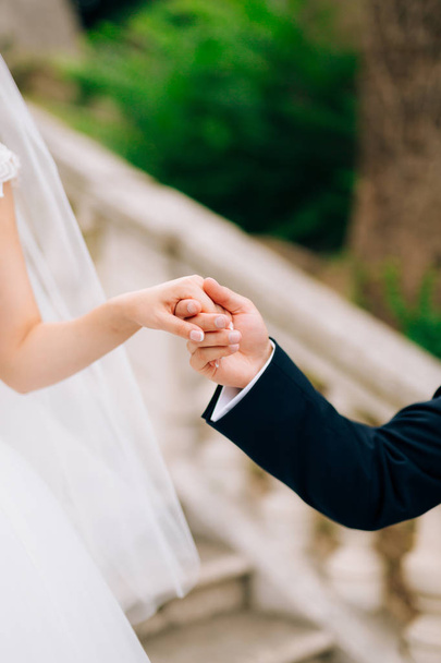 新婚夫婦は手をつないでください。手を繋いでいるカップル。モンテカルロの結婚式 - 写真・画像