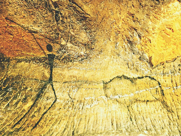Pittura di caccia umana su muro di arenaria, quadro preistorico. Arte astratta nera nella grotta di arenaria
. - Foto, immagini