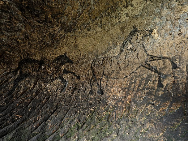 Cavalos de carbono preto na parede de arenito. Pintura de caça, quadro pré-histórico
 - Foto, Imagem