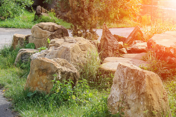 Decoratieve grote stenen in stadspark in zonlicht - Foto, afbeelding