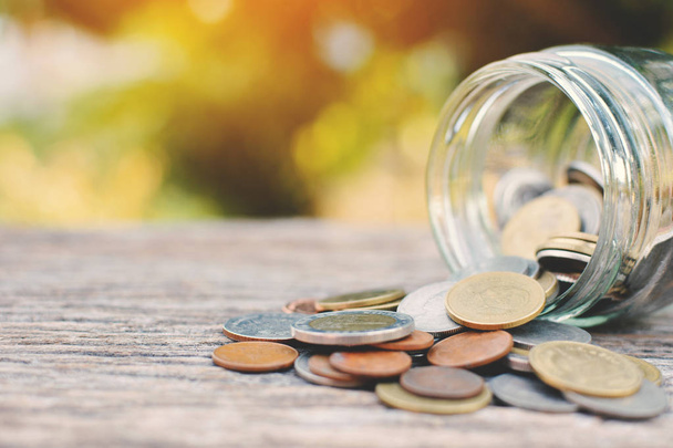 монета в скляній банці на старій дерев'яній концепції економія грошей
 - Фото, зображення