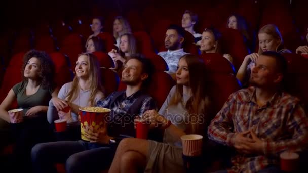Popcorn voor eeuwig. Close-up shot van een gelukkig lachende vrouw grijpen popcorn van haar vrienden bijgesneden. - Video