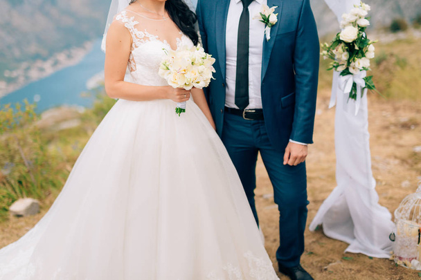 A vőlegény átfogja a menyasszony a hegyekben. Esküvői Monten - Fotó, kép