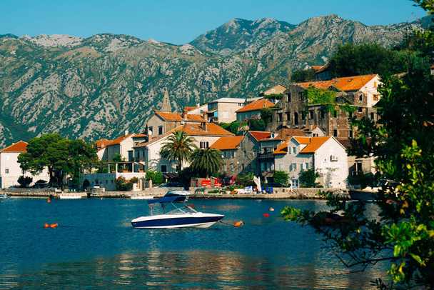 El casco antiguo de Perast en la orilla de la bahía de Kotor, Montenegro. Th
 - Foto, imagen