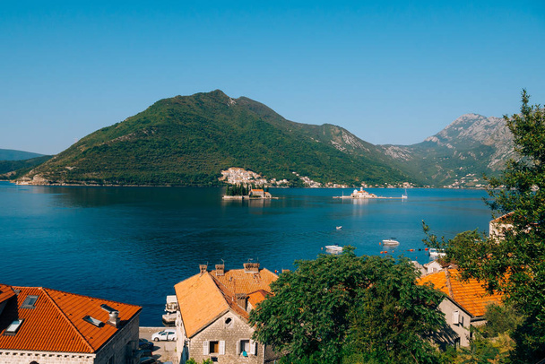 Het eiland Gospa od Skrpjela, baai van Kotor, Montenegro. - Foto, afbeelding