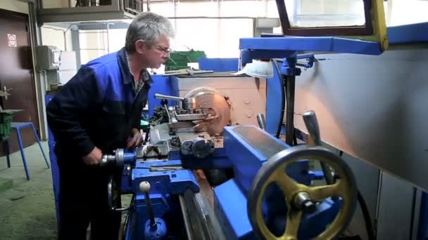 Worker operating in manual lathe - Footage, Video