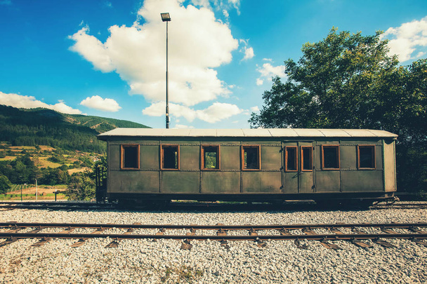 Retro-Eisenbahnwaggon aus Holz im Bahnhof von Serbien. - Foto, Bild