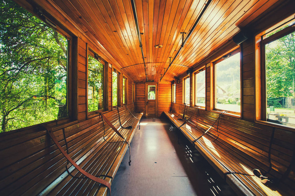 Retro-Eisenbahnwaggon aus Holz im Bahnhof von Serbien. - Foto, Bild