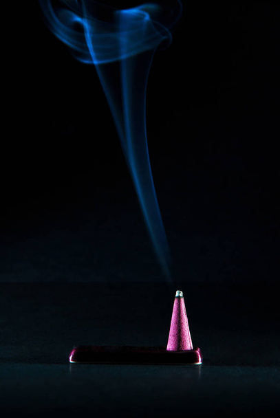 Palillo de incienso fumigante sobre fondo negro
 - Foto, Imagen