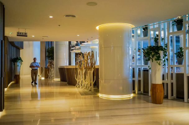 Dubai. In de zomer van 2016. Moderne en lichte interieur marmeren decoratie in het Hotel Le Royal Meridien Beach Resort Spa. - Foto, afbeelding