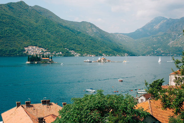 La isla de Gospa od Skrpjela, Kotor Bay, Montenegro
. - Foto, imagen