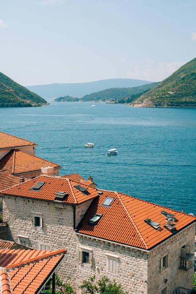 Eski şehir, Perast Kotor Koyu'ndaki, Karadağ kıyısında. İnci - Fotoğraf, Görsel