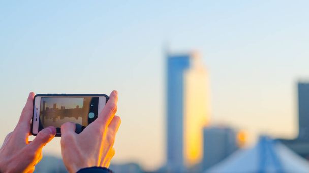 Make a city photo on a smartphone - Foto, afbeelding