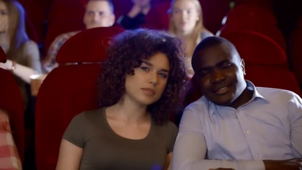 Αγόρι αφρικανικό με τη φίλη του βλέποντας αστεία ταινία στο σινεμά. - Πλάνα, βίντεο