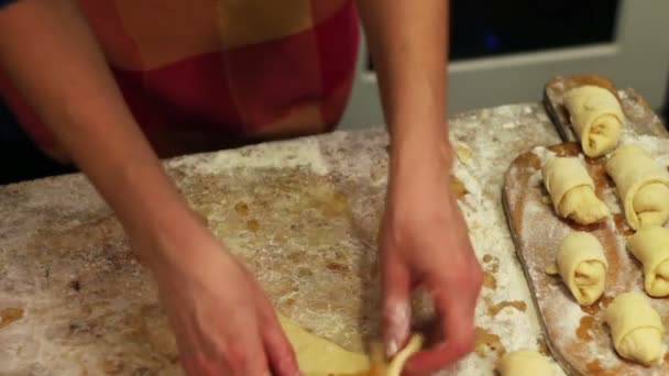 Een vrouw zet op verse stukjes deeg abrikoos jam - Video