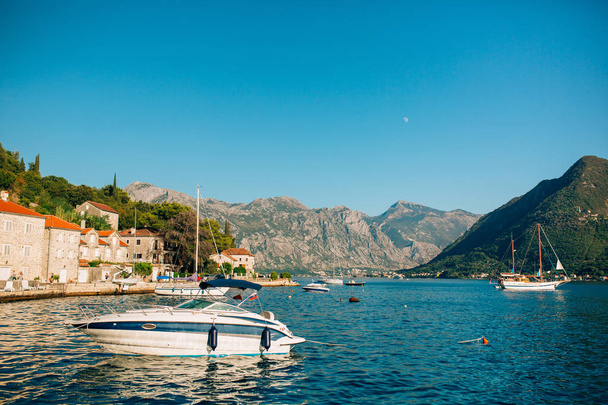 Barca a vela nell'antica città di Perast nella baia di Kotor, Monteneg
 - Foto, immagini