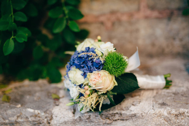 Matrimonio bouquet da sposa di ortensie, Astilba, Lisianthus sul
 - Foto, immagini