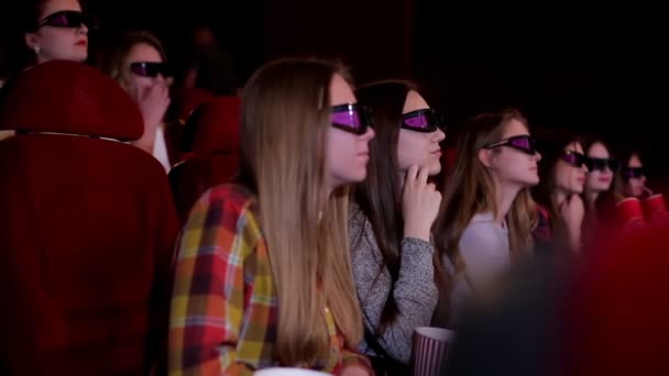 Młode dziewczyny w okularach oglądać filmy w kinie, Oglądaj w 3d. - Materiał filmowy, wideo