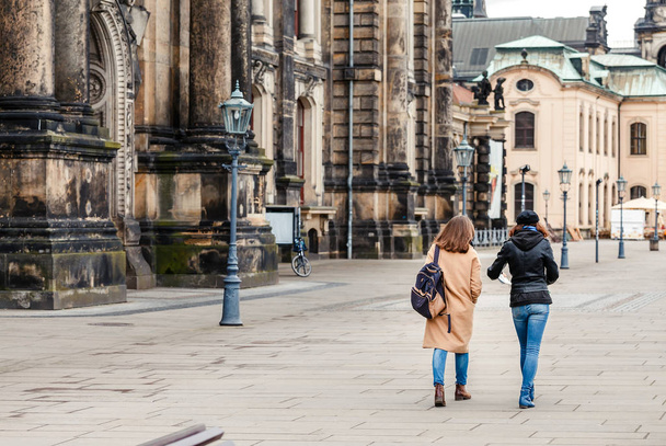 Двох жінок, що йдуть разом, Дрезден, Німеччина. Подорожуєте з друзями концепції - Фото, зображення