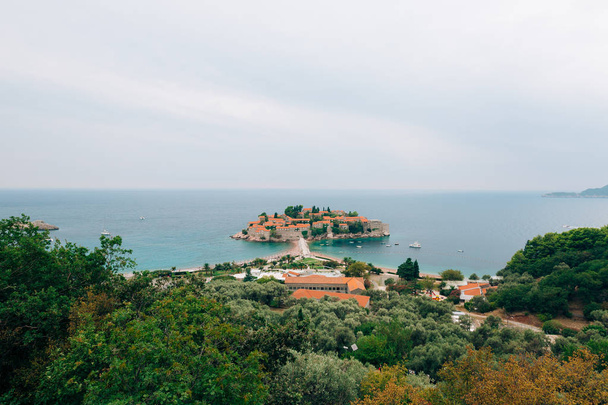 Νησί του Sveti Stefan του εδάφους, γκρο πλαν του νησιού το απόγευμα. - Φωτογραφία, εικόνα