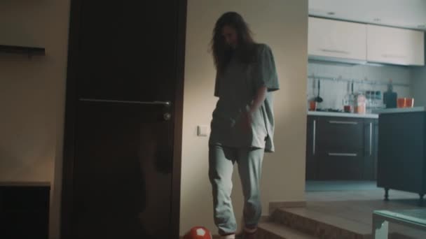 Υπνηλία κορίτσι χασμουρητά και σκοντάφτει σε πεσμένο ράφι στο σαλόνι παίρνει θυμωμένος κλωτσιές το - Πλάνα, βίντεο