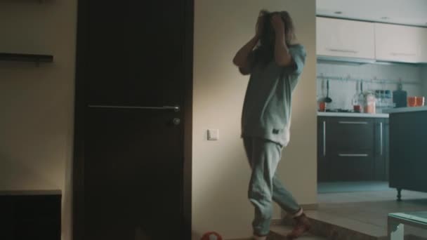 Schläfrige Frau gähnt und stolpert auf Regal im Wohnzimmer wird wütend - Filmmaterial, Video