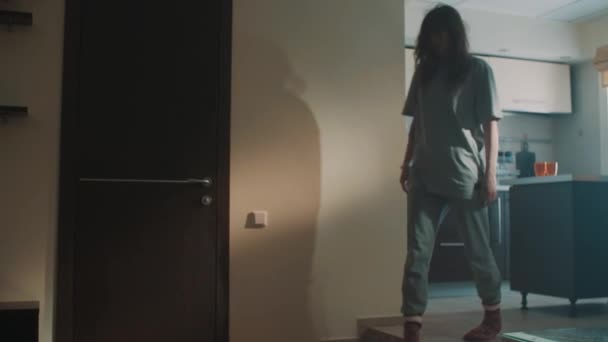 schläfriges Mädchen gähnt und stolpert auf Gestell im Wohnzimmer wird wütend - Filmmaterial, Video